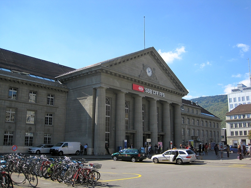 http://www.bahnreiseberichte.de/064-Jura/64-023Biel-Bahnhof.JPG