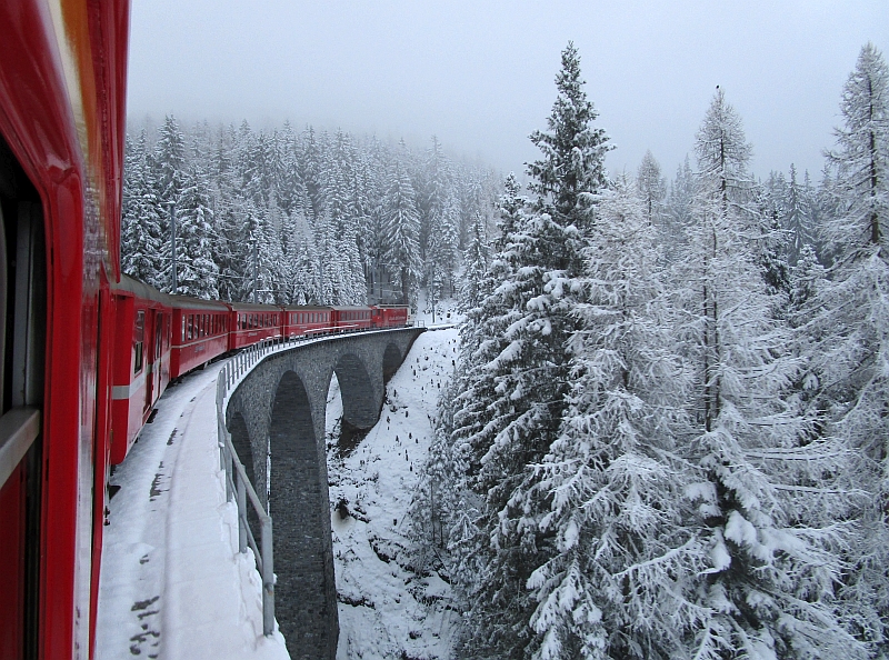 Fahrt auf der verschneiten Albulabahn