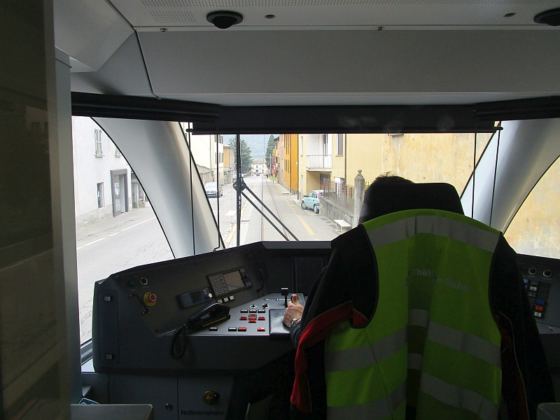 Blick über die Schulter des Lokführers bei der Fahrt durch die Straßen von Tirano