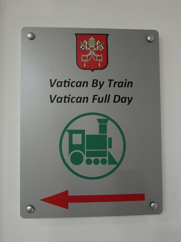 Wegweiser zum Treffpunkt für die Tour 'Vatican By Train'