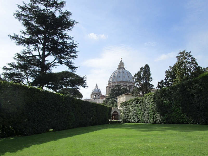Blick von den Vatikanischen Gärten auf die Kuppel des Petersdoms