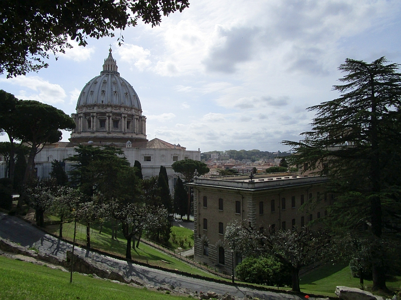 Blick vom Vatikanhügel zur Kuppel des Petersdoms und dem Governatoratspalast (Palazzo del Governatorato)