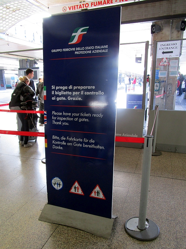 Hinweistafel zur Fahrkartenkontrolle an der Bahnsteigsperre
