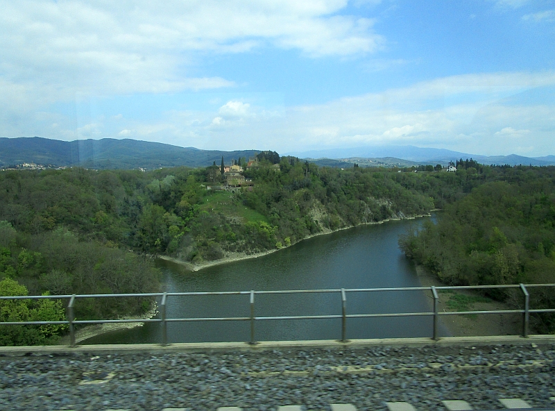 Fahrt auf der Schnellfahrtstrecke über den Arno