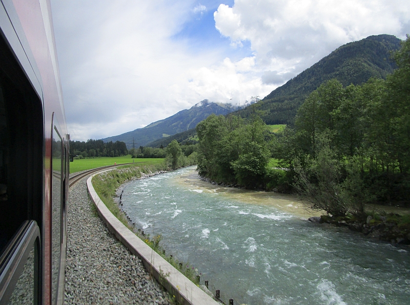 http://www.bahnreiseberichte.de/072-Engadin-Pinzgau-Rosental/72-105Pinzgauer-Lokalbahn-Salzach.JPG