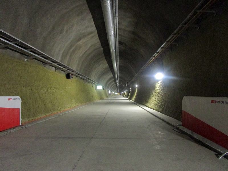 http://www.bahnreiseberichte.de/076-Gottardino-Genua/76-017MFS-Sedrun-Fluchttunnel.JPG