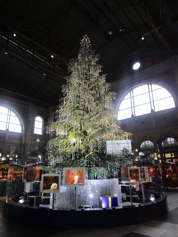 Weihnachtsbaum mit Swarovski-Kristallen im Hauptbahnhof Zürich