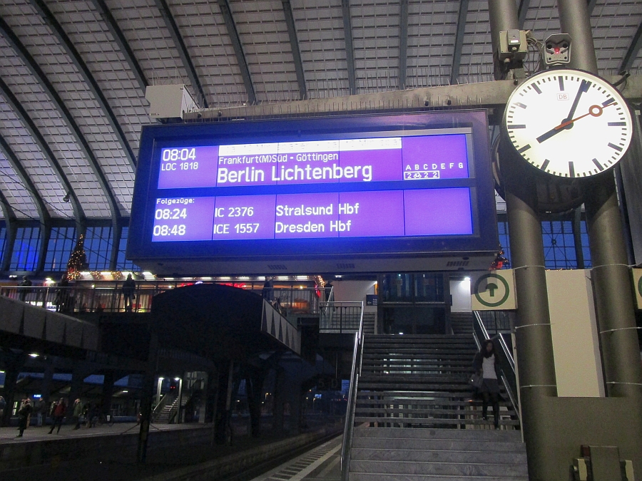 Locomore-Zug auf dem Zugzielanzeiger im Bahnhof Darmstadt