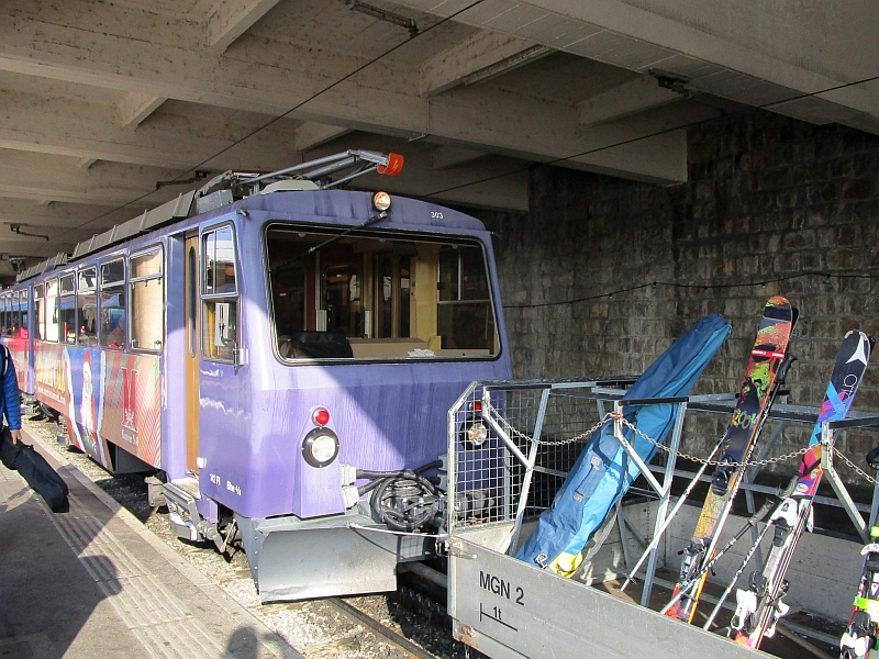 Zahnrad-Doppeltriebwagen Bhe 4/8 303 im Bahnhof Montreux