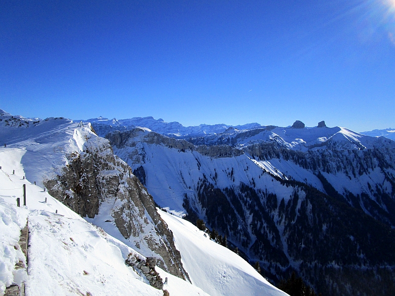 Blick vom Rochers de Naye auf die Gipfel der Alpen