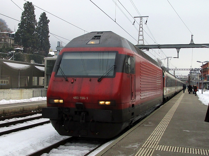 Einfahrt eines Interregios in den Bahnhof Montreux