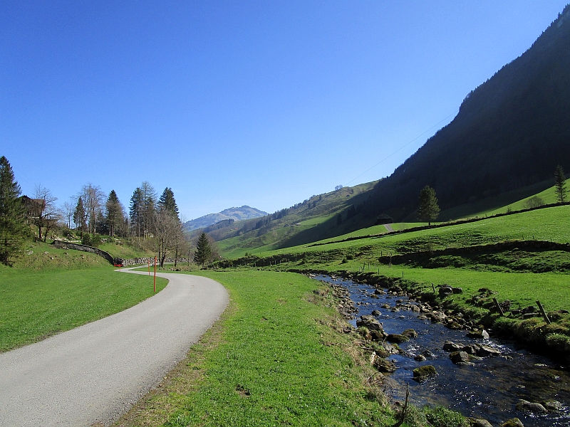 http://www.bahnreiseberichte.de/079-Suedtirol-Aostatal/79-017Weg-Wasserauen-Seealpsee.JPG