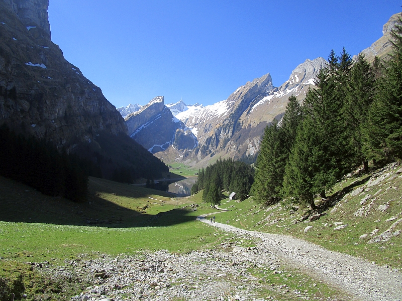http://www.bahnreiseberichte.de/079-Suedtirol-Aostatal/79-022Weg-Seealpsee-Wasserauen.JPG