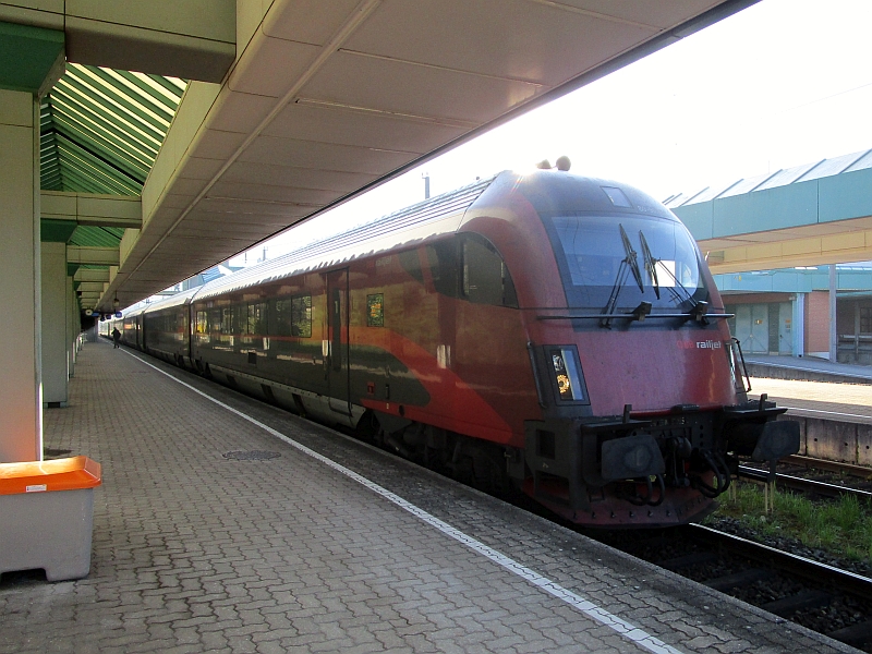 Railjet im Bahnhof Bregenz