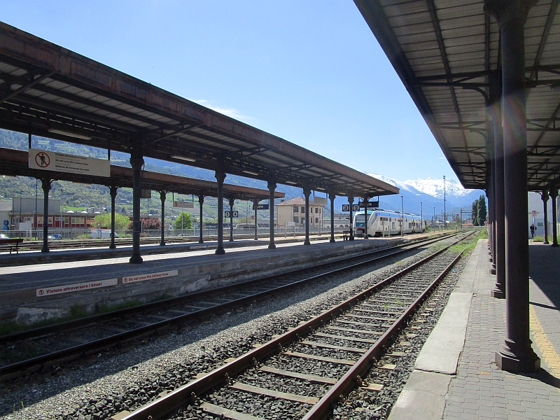 Blick vom Bahnhof Aosta auf die Gleise in Richtung Pré-Saint-Didier