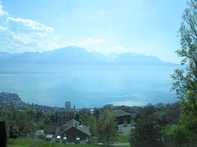 Blick vom Zug über den Genfersee