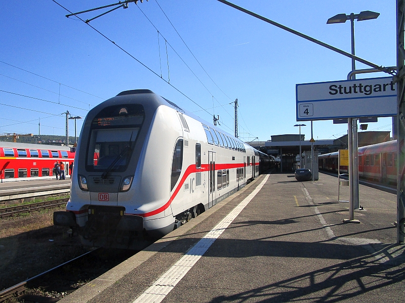 Steuerwagen des IC2 im Hauptbahnhof Stuttgart
