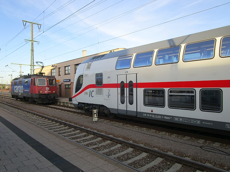 Begegnung des Intercity 2 mit einer schweizerischen Lok im Bahnhof Singen