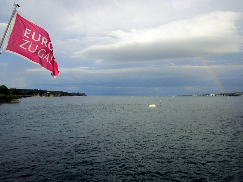 Regenbogen über dem Bodensee bei der Fahrt über die Rheinbrücke in Konstanz