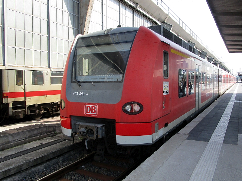Elektrotriebwagen Baureihe 425 nach der Ankunft in Karlsruhe