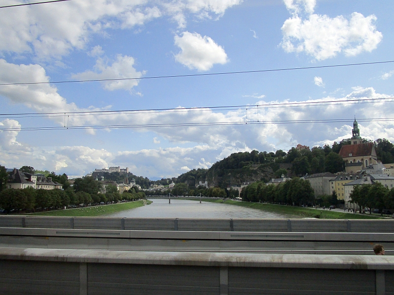 Blick auf die Festung Hohensalzburg bei der Fahrt über die Salzach in Salzburg
