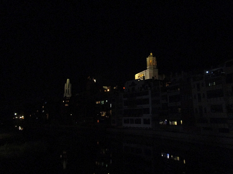 Altstadt von Girona am Fluss Onyar bei Nacht