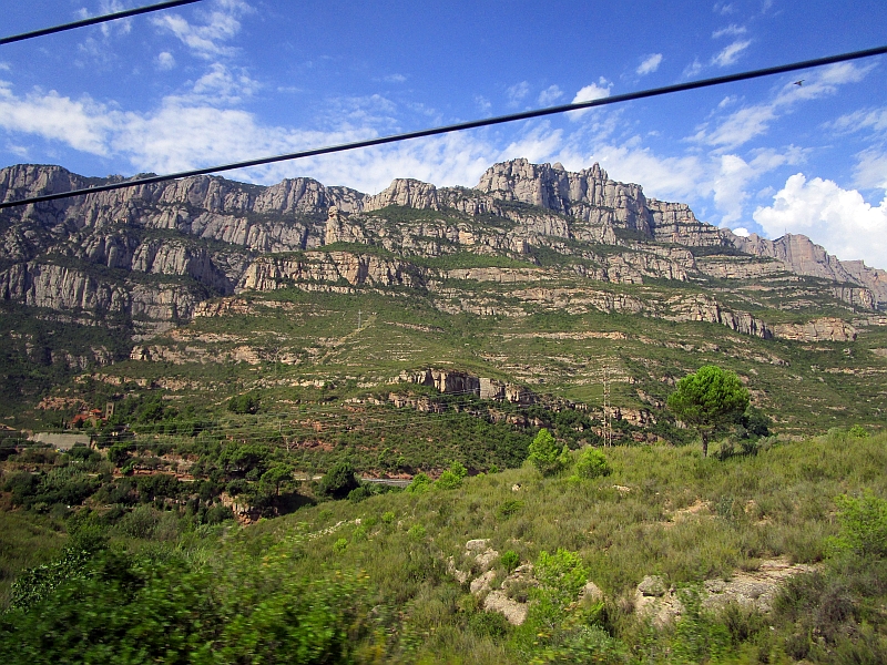 Fahrt am Fuße des Montserrat-Massivs