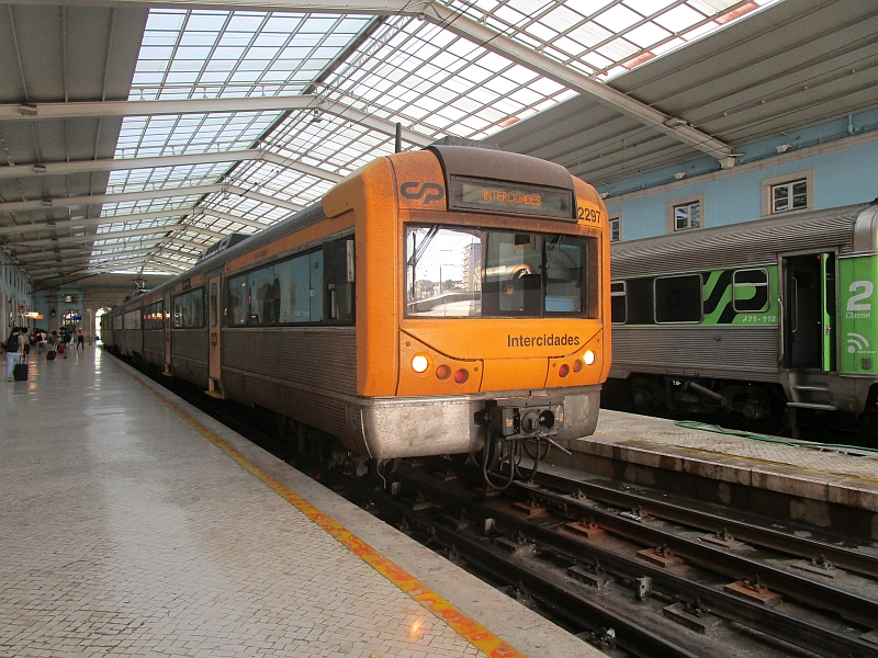 Elektrotriebwagen der Reihe 2240 als Intercidades von Lissabon nach Covilhã