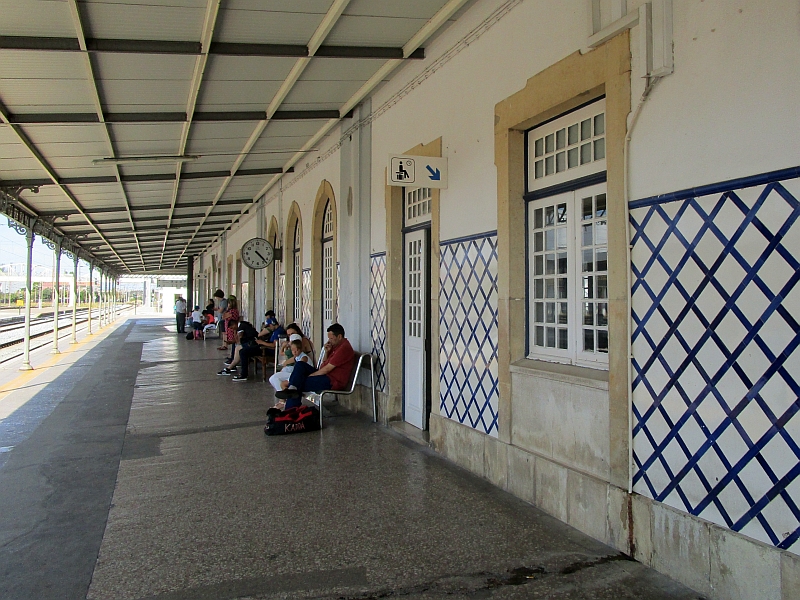 Bahnsteig am Bahnhof Entroncamento