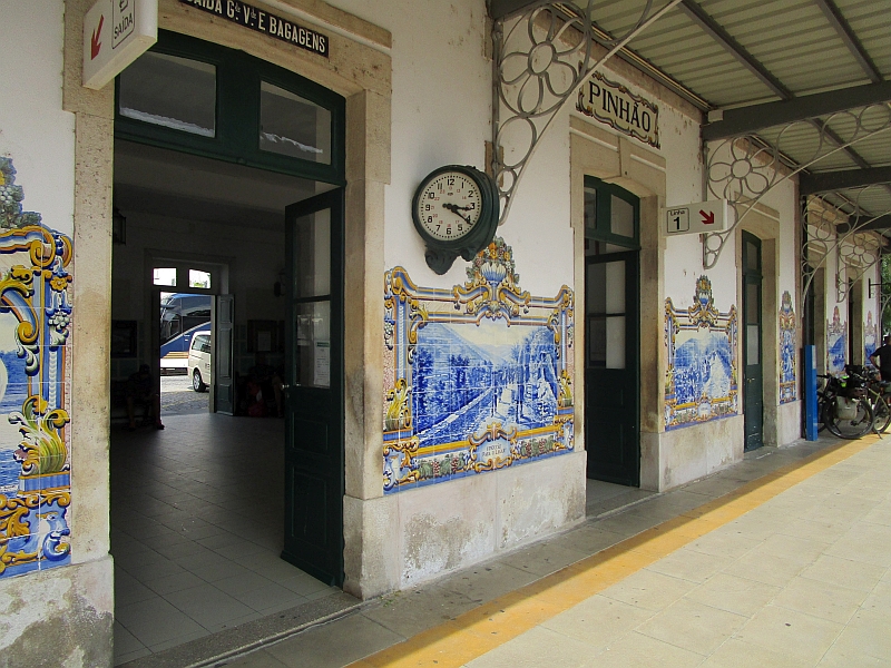 Historische Uhr am Bahnsteig von Pinhão