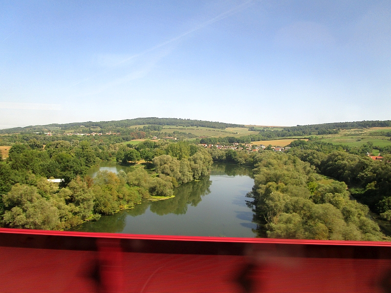 Fahrt bei Champey-sur-Moselle über das Moselviadukt