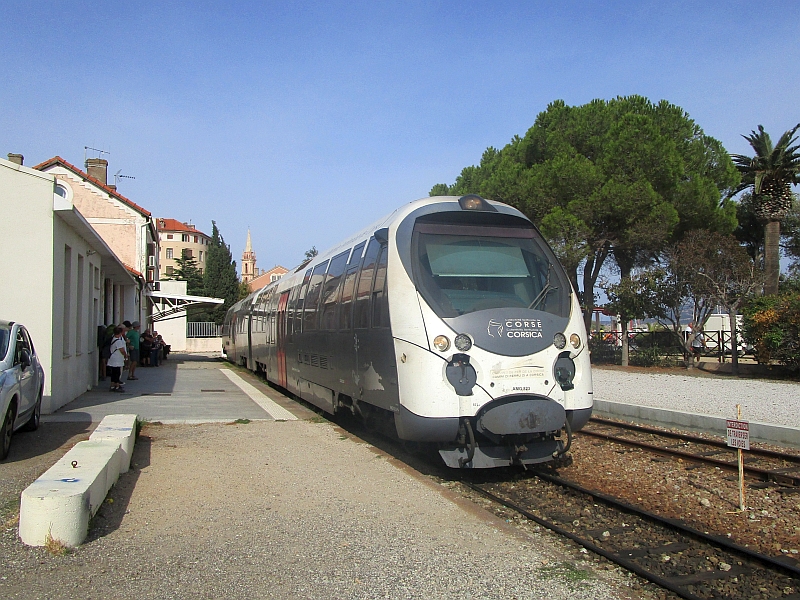 AMG 800-Doppeltriebwagen im Bahnhof von Calvi