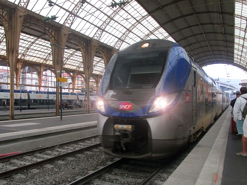 Einfahrt eines Régio2N-Triebzugs in den SNCF-Bahnhof Nizza