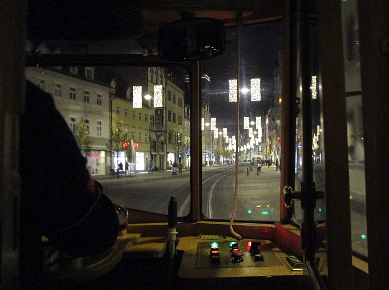 Fahrt mit dem 'Katerexpress' durch die beleuchtete Altstadt von Erfurt