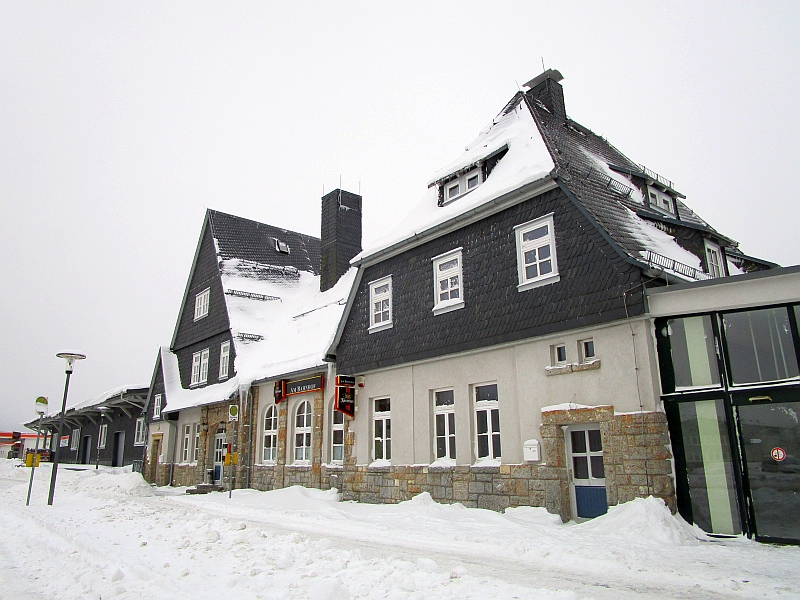 Schnee auf dem Bahnhofsvorplatz von Neuhaus am Rennweg