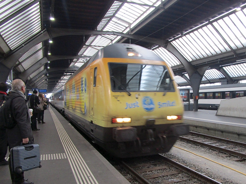 Einfahrt eines Intercitys nach Basel in den Hauptbahnhof Zürich