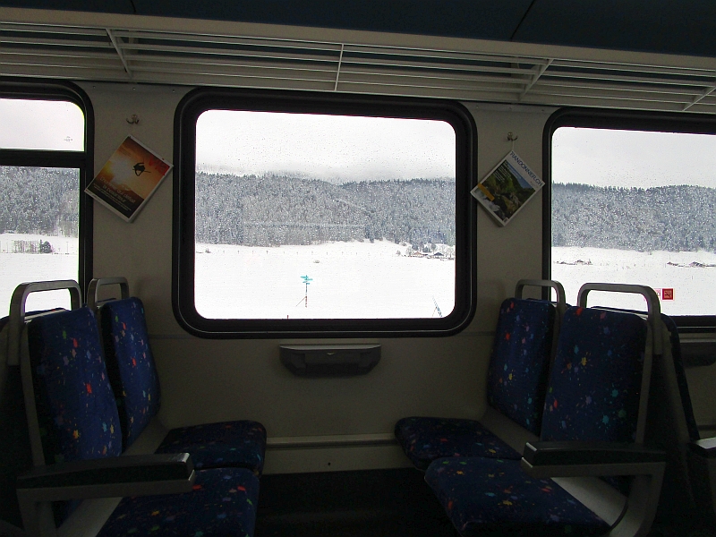 Blick aus dem Zugfenster des Triebwagens