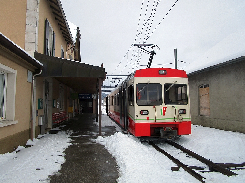 Triebwagen der TRN im Bahnhof Ponts-de-Martel