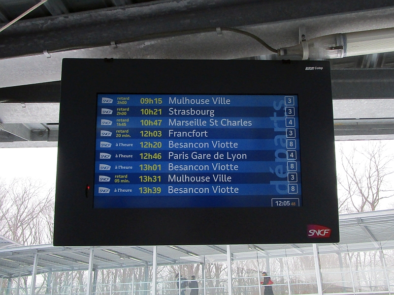 Abfahrtsmonitor mit verspäteten TGV-Verbindungen