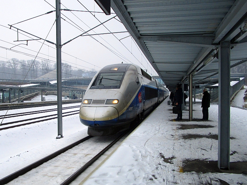 Einfahrt des TGV Marseille-Frankfurt in den Bahnhof Besançon Franche-Comté TGV