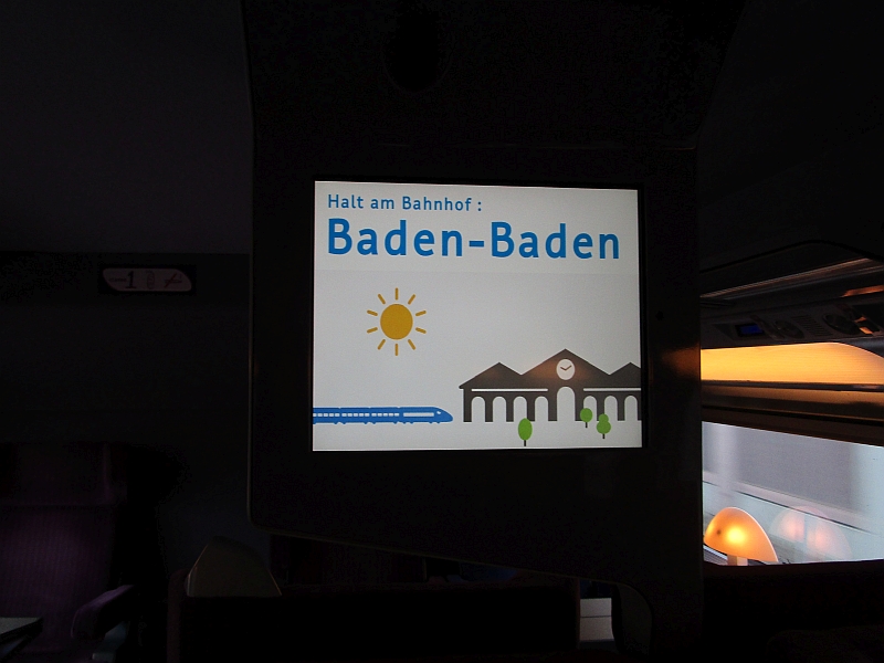 Ankunftsanzeige von Baden-Baden auf einem Monitor im TGV