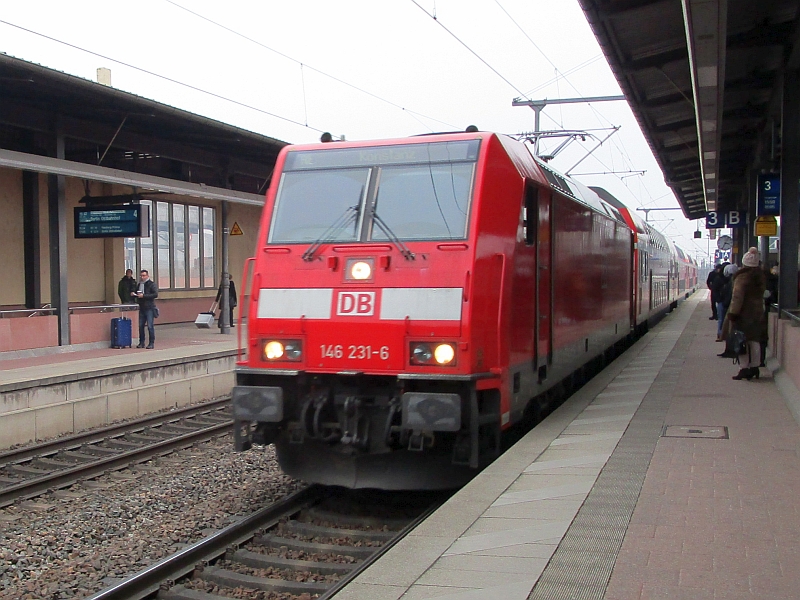 Einfahrt eines Zugs der Schwarzwaldbahn in den Bahnhof Baden-Baden