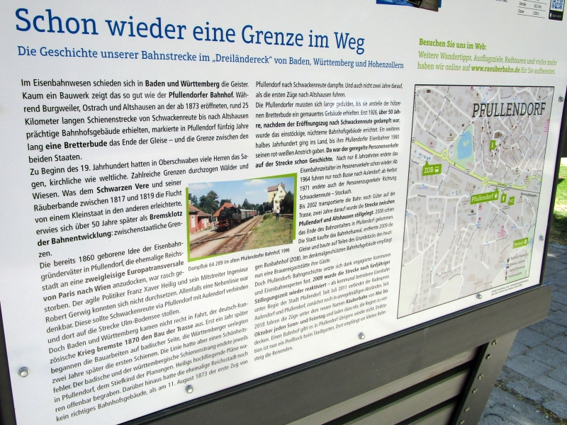 Infotafel zur Geschichte der Strecke am Bahnsteig in Pfullendorf