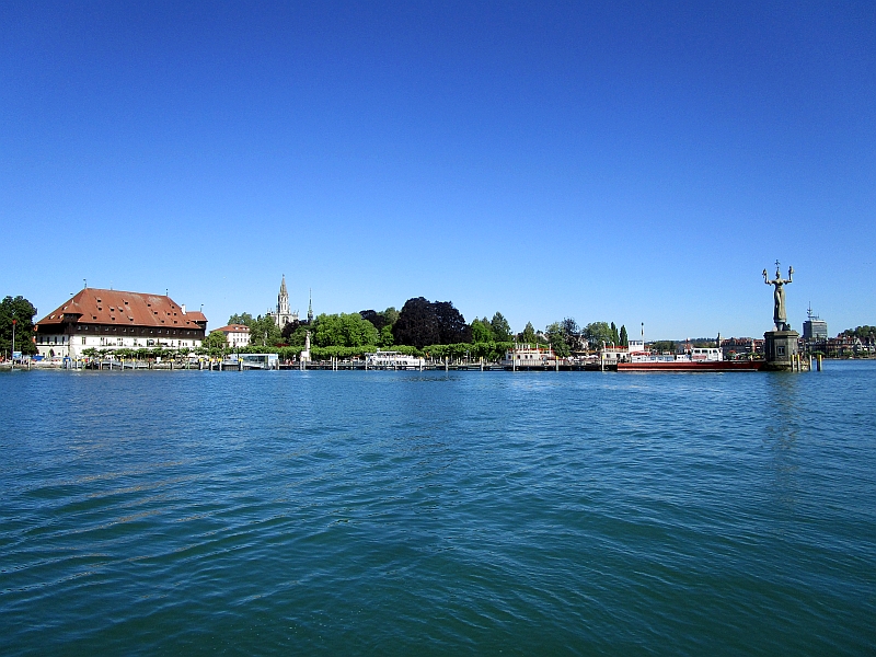 Einfahrt in den Hafen von Konstanz, links das Konzilgebäude, daneben der Turm des Münsters und rechts die Imperia-Statue