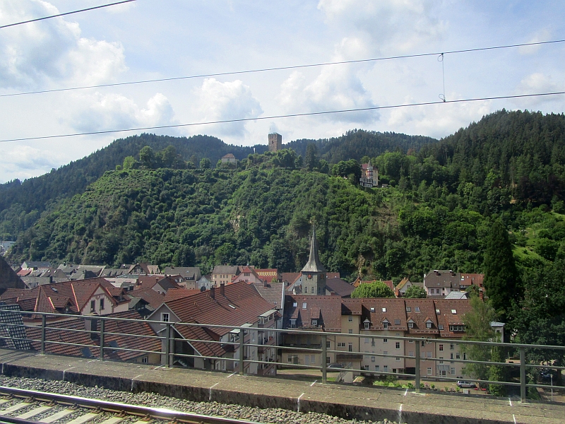 Blick über die Dächer von Hornberg zum Schlossberg