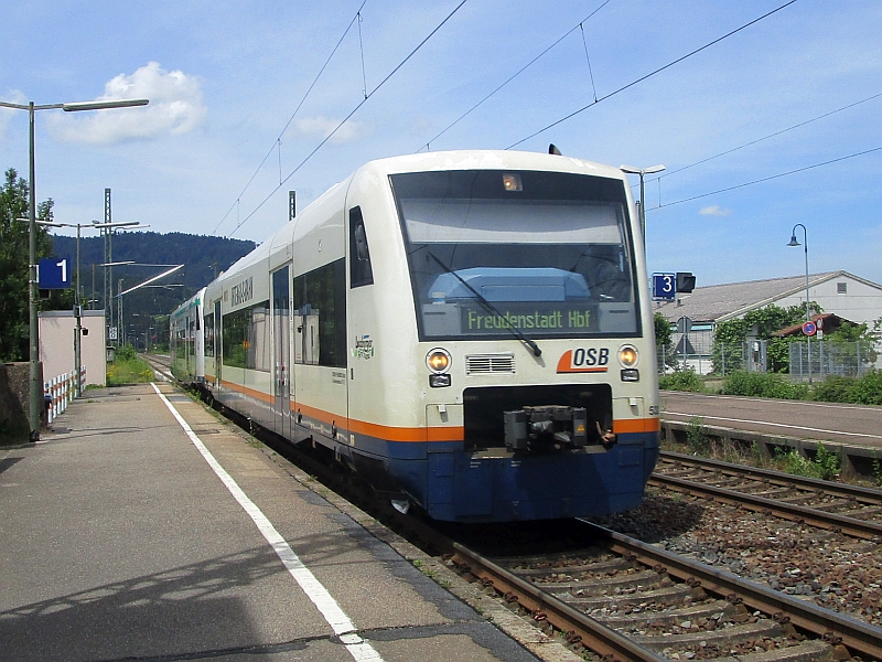 Einfahrt von zwei OSB-Regioshuttles in den Bahnhof Haslach