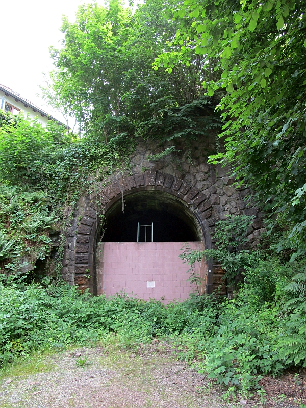 Portal des Kirchbergtunnels in Schiltach
