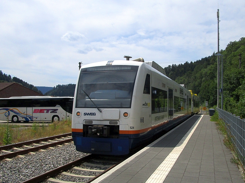 Einfahrt von Regioshuttles der SWEG in den Bahnhof Alpirsbach