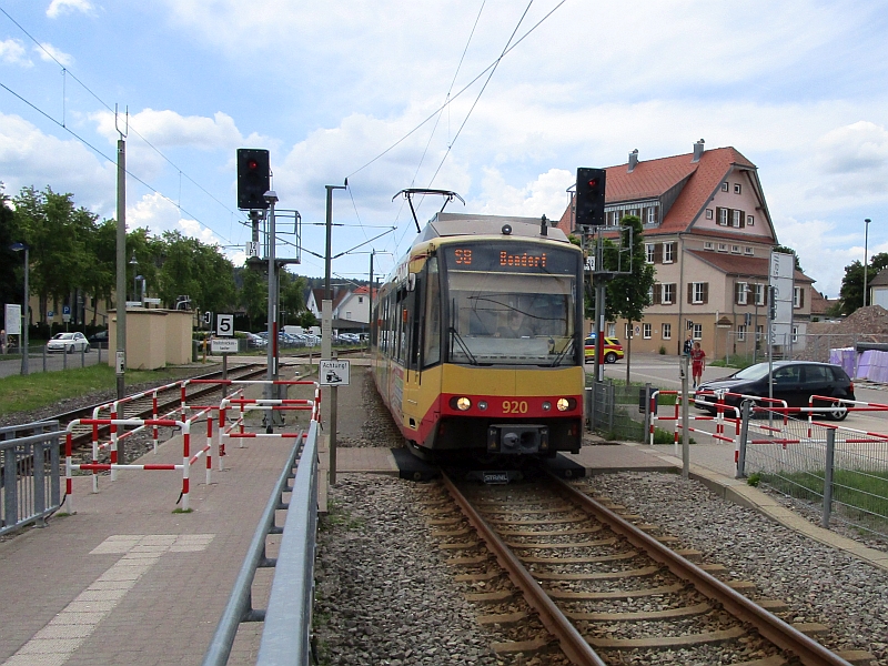 Einfahrt einer Stadtbahn der AVG in den Stadtbahnhof Freudenstadt
