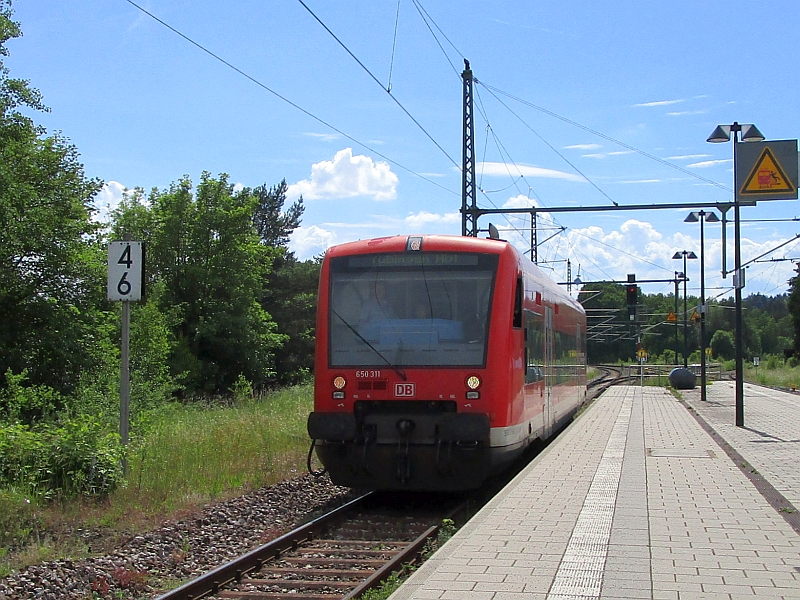 Einfahrt eines Regioshuttle-Triebwagens der DB in den Bahnhof Hochdorf